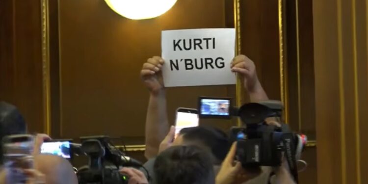 Kurti n’burg — Protesta në Kuvend, pankarta e emigrantit njësoj si në tubimet e Tiranës