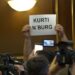 Kurti n’burg — Protesta në Kuvend, pankarta e emigrantit njësoj si në tubimet e Tiranës