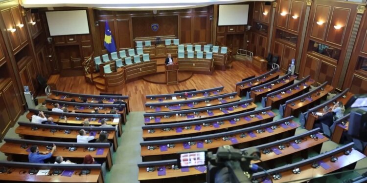 Kuvendi: Opozita sfidon LVV-në; PDK e Aleanca akuzojnë Kurtin për zvarritje dhe kërkojnë konstituimin