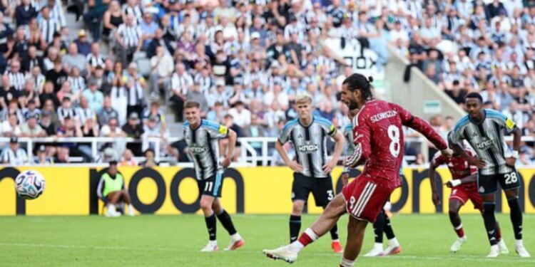 Liverpool: trajneri Iraola debuton me një gjysmëhapi fals, The Reds frenohen nga Newcastle