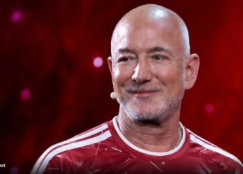 Liverpooli zyrtarisht me pronar të ri, miliarderi Jeff Bezos bëhet aksioner i The Reds