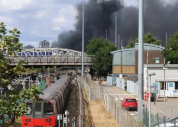 Londra nën tymin e zi: zjarr masiv në zonën industriale pranë Wembley-t, zjarrfikësit në betejë