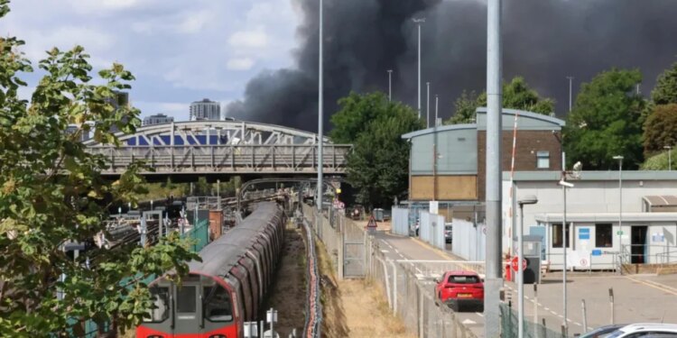 Londra nën tymin e zi: zjarr masiv në zonën industriale pranë Wembley-t, zjarrfikësit në betejë