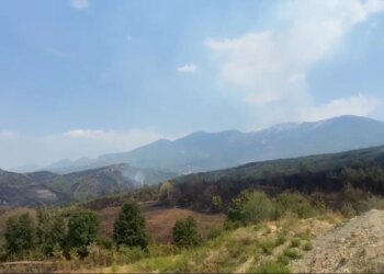 Lufta me zjarret: Ndryshon moti, paralajmërohen reshje dhe rënie temperaturash, ja çfarë pritet ditët në vijim