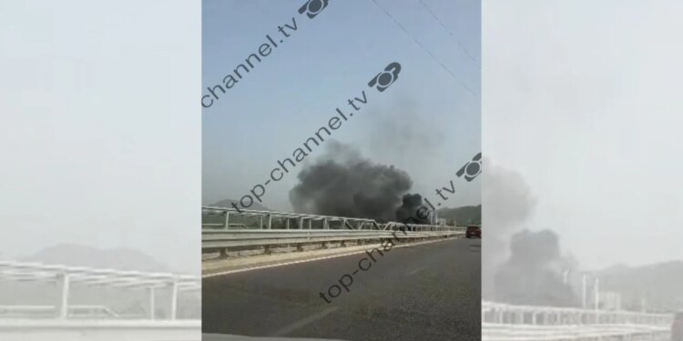 Makina në Elbasan përfshihet nga flakët dhe reja e tymit mbulon autostradën