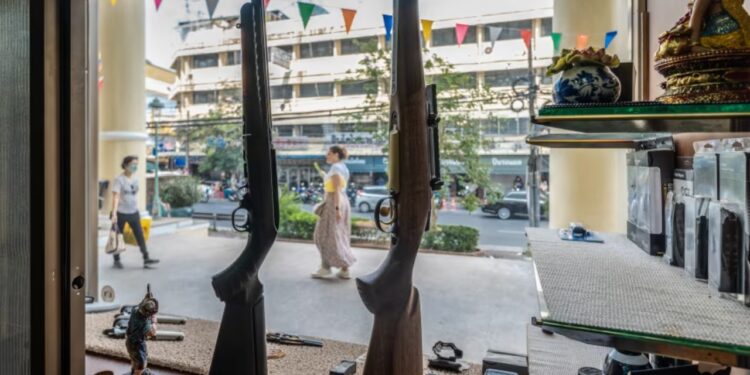 Masakra shkollore që tronditi Tajlandën, qeveria pezullon lëshimin e lejeve të reja për armë