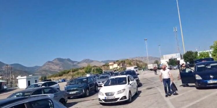 Mbi 10 mijë hyrje-dalje në Pikën Kufitare të Kakavijës brenda 24 orëve të fundit, 500 turistë