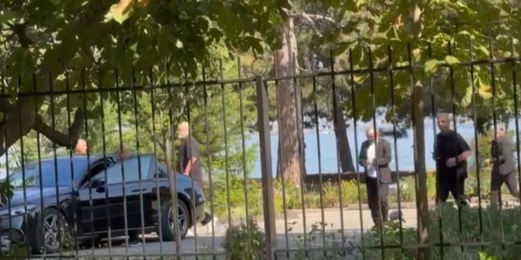 Mbledhja me drejtuesit e qarqeve dhe kryetarët e komisioneve; Rama mbërrin në vilën qeveritare në Pogradec, zbardhen diskutimet