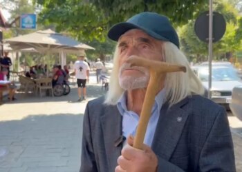 Me bastun në dorë u përplas me kryetarin e PS në Maliq, i moshuari: Ikën këshilltarët kundër mbylljes