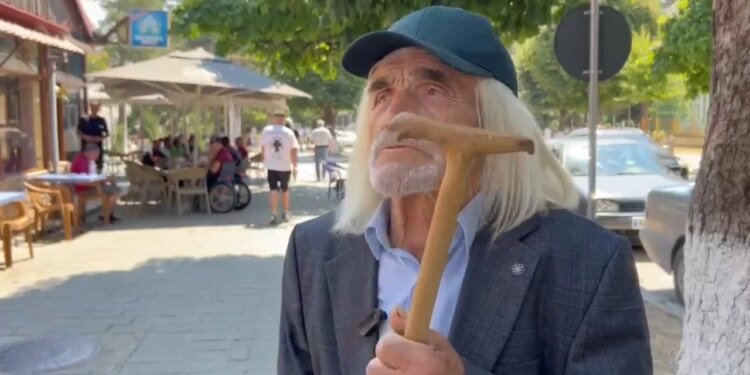 Me bastun në dorë u përplas me kryetarin e PS në Maliq, i moshuari: Ikën këshilltarët kundër mbylljes