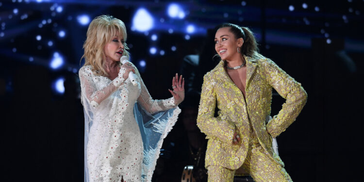 Miley Cyrus i thotë lamtumirën prekëse Dolly Parton: Gjithmonë do ta dua dhe do ta bëj krenare