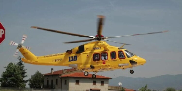 Momente paniku në Torino: makinë përplaset me disa qytetarë në një kafene, dy të plagosur rëndë