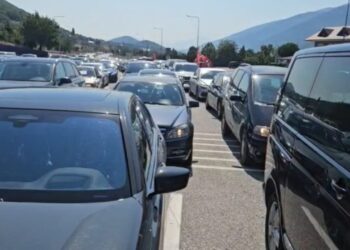 Morina bllokohet nga fluksi, qindra udhëtarë presin në radhë në temperatura të larta