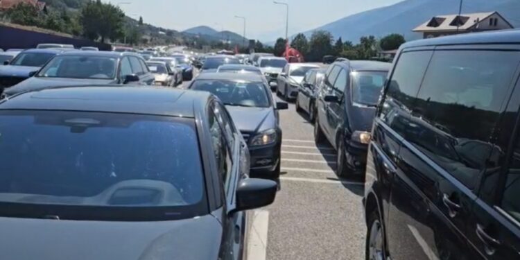 Morina bllokohet nga fluksi, qindra udhëtarë presin në radhë në temperatura të larta