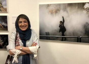 Mos më harroni / Fotoreporterja që sfidoi regjimin iranian dënohet 15 vjet burg: Nuk dorëzohem, pa pendesë