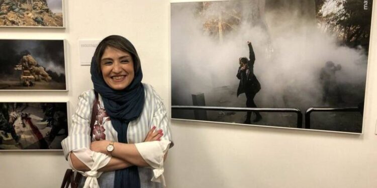 Mos më harroni / Fotoreporterja që sfidoi regjimin iranian dënohet 15 vjet burg: Nuk dorëzohem, pa pendesë