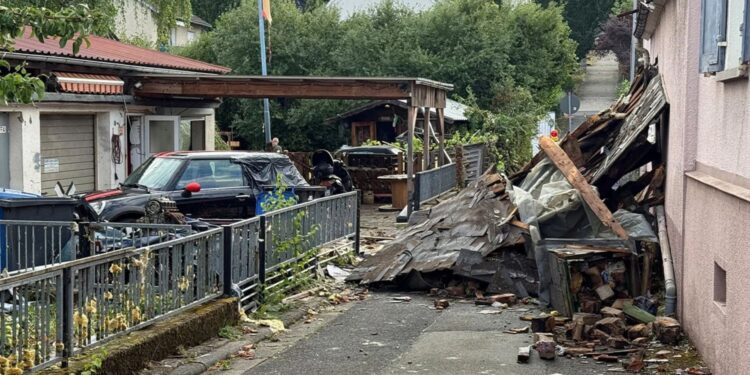 Moti i keq në Gjermani: Një person vdes, disa të plagosur, 60 shtëpi të dëmtuara