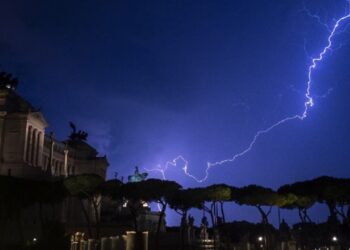 Moti i keq përfshin Italinë; 40 mijë rrufe në Liguria, goditet një tren
