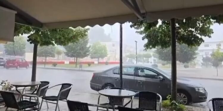 Moti i keq përfshin jugun: reshje të dendura dhe breshër në Sarandë e Delvinë