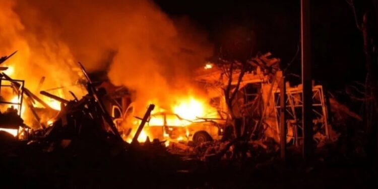 Natë e përgjakshme në Ukrainë: Konfirmohen 9 të vdekur nga sulmet ruse, goditet qendra e Zaporizhzhya-s