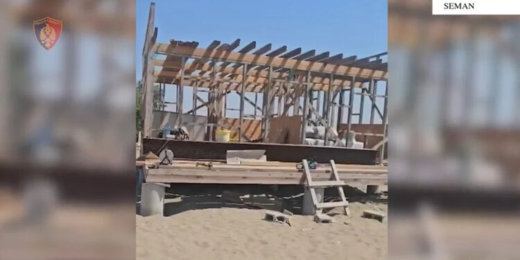 Ndërtonte ‘bar-kafe’ pa leje në plazhin e Semanit; arrestohet 39-vjeçari në Fier, kishte punësuar paligjshëm 3 persona