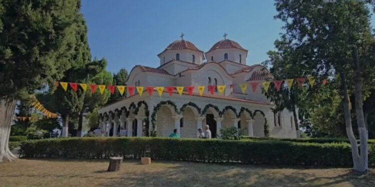 Në Durrës, Pashka e verës: qindra besimtarë dynden në Shën Vlash për 15 gushtin