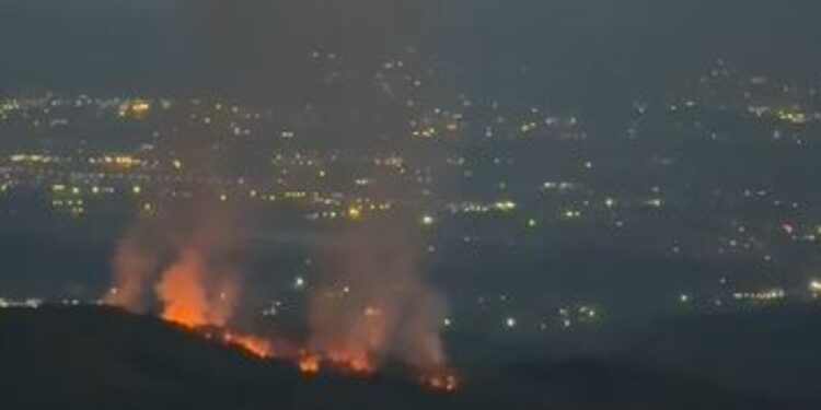 Në Krujë zjarri vazhdon aktiv, në Krastë flakët rriten në intensitet dhe përhapen në masiv pyjor