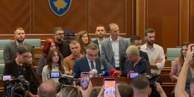Në Kuvend mblidhen PDK-ja dhe AAK-ja, Dehari këmbëngul për marrëveshje politike