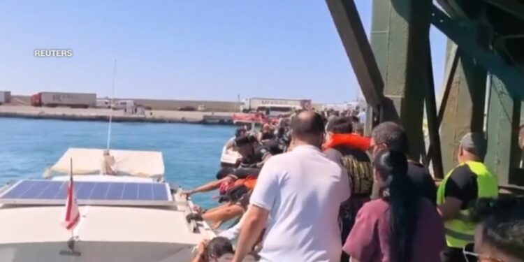 Në Mesdhe përmbyset anija me 300 persona në bord; nis operacion i madh shpëtimi