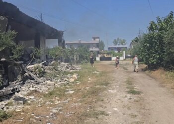 Në Shkozet, zjarri në magazinën e fishekzjarrëve shqetëson banorët; tymi ende mbulon zonën