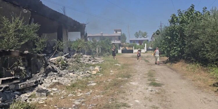 Në Shkozet, zjarri në magazinën e fishekzjarrëve shqetëson banorët; tymi ende mbulon zonën