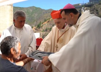 Në Spaç, meshë me bekimin e Papës; Kardinali Simoni rikthehet dhe thotë për hekurat dhe dënimin me vdekje