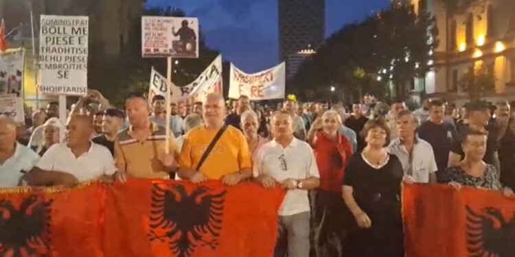 Në ditën e 92-të të tubimit në kryeqytet, protestuesit grumbullohen para Kryeministrisë: Meritojmë një sistem demokratik