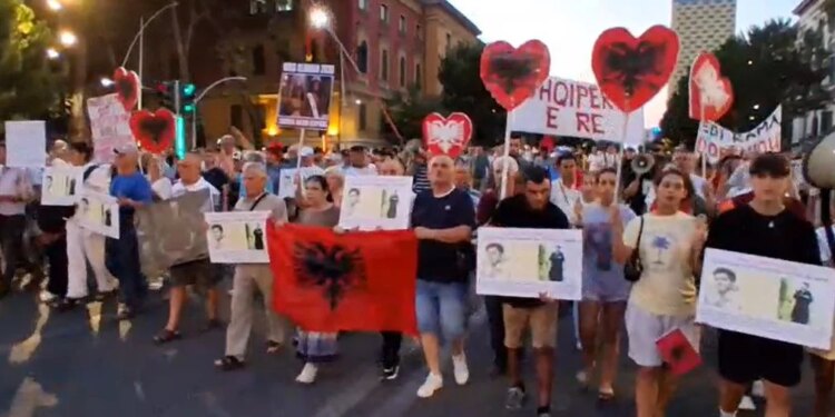 Në shtator Parlamenti do të jetë i popullit / Protesta e 72-të poshtë Kryeministrisë mbyllet me marshimin e përnatshëm