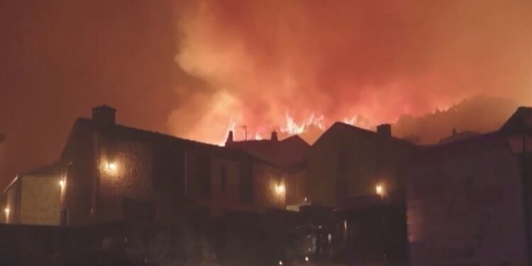 Nga Amerika në Ballkan, zjarret mbajnë botën në alarm; flakët përhapen, evakuohen mijëra banorë
