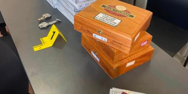 Ngecin në portin e Durrësit, Rolex-i dhe 351 puro tentuan t’i fusin në Shqipëri të padeklaruara