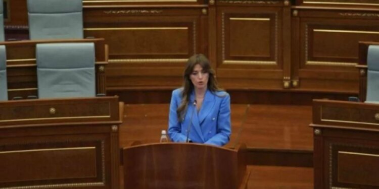 Ngërçi politik në Kosovë: Albulena Haxhiu fton liderët e partive në takim për zgjidhje