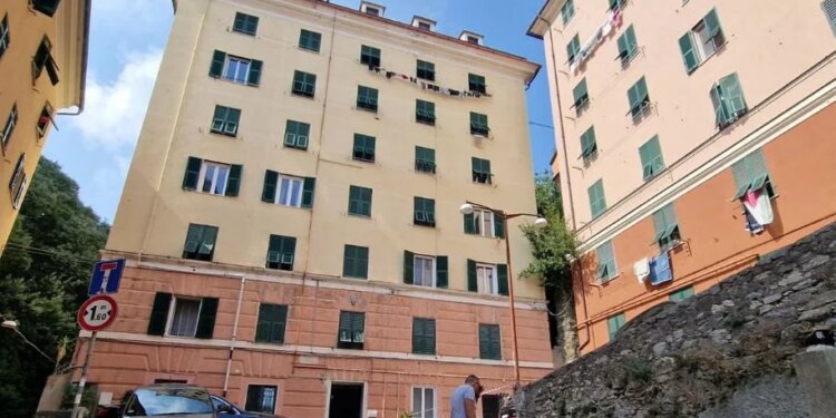 Ngjarje e rëndë në Itali: 26-vjeçari godet motrën me thikë, autori humb jetën pas rënies nga dritarja