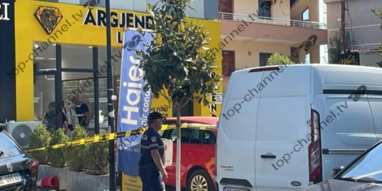 Një çekiç për kapjen e grabitësve; vijojnë hetimet në Paskuqan, policia kontrollon banesën e të dyshuarit