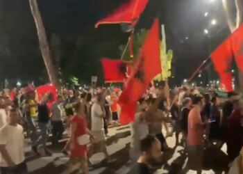Nuk duam revolucion me plumba, por ideologjik dhe kulturor — protesta e 73-të mbyllet me marshim në kryeqytet