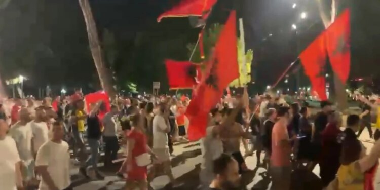 Nuk duam revolucion me plumba, por ideologjik dhe kulturor — protesta e 73-të mbyllet me marshim në kryeqytet