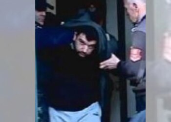 Nuk mund ta ruaj të gjithë detajet (emër, ekzekutorin grek, Devi Kasmi, trafik droge, arsenal armësh, ekstradim) dhe të qëndroj brenda 15–18 fjalëve. Preferoni: a) titull të shkurtuar brenda 15–18 fjalëve (më tregoni çfarë të përjashtoj), ose b) titull të plotë pa kufizim fjalësh?