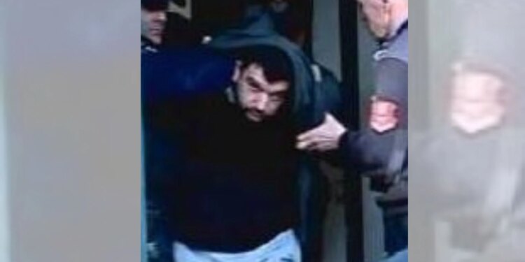 Nuk mund ta ruaj të gjithë detajet (emër, ekzekutorin grek, Devi Kasmi, trafik droge, arsenal armësh, ekstradim) dhe të qëndroj brenda 15–18 fjalëve. Preferoni: a) titull të shkurtuar brenda 15–18 fjalëve (më tregoni çfarë të përjashtoj), ose b) titull të plotë pa kufizim fjalësh?