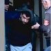 Nuk mund ta ruaj të gjithë detajet (emër, ekzekutorin grek, Devi Kasmi, trafik droge, arsenal armësh, ekstradim) dhe të qëndroj brenda 15–18 fjalëve. Preferoni: a) titull të shkurtuar brenda 15–18 fjalëve (më tregoni çfarë të përjashtoj), ose b) titull të plotë pa kufizim fjalësh?