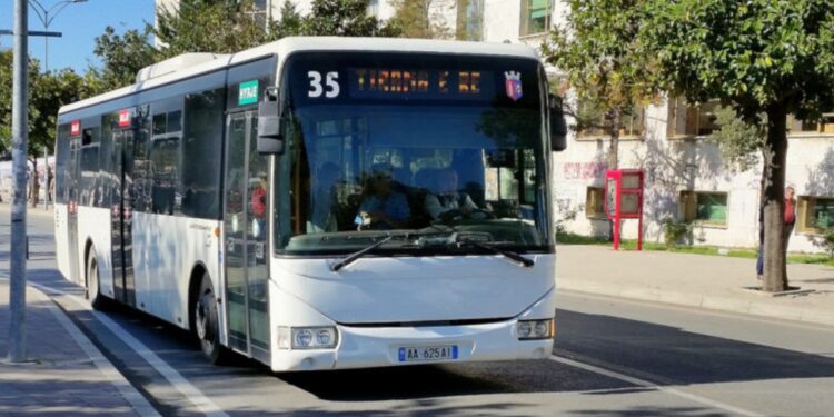 Operatorët e transportit publik paralajmërojnë reduktim të flotës me 20–30% për shkak të krizës financiare