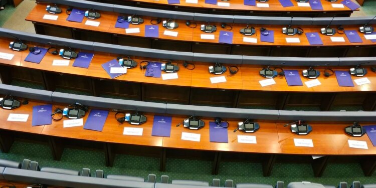 Opozita rikthehet në Kuvend, PDK dhe AAK kërkojnë vazhdimin e seancës dhe kallëzojnë Kurtin dhe Qeverinë