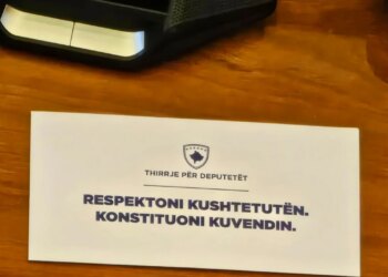 PDK dhe Aleanca kërkojnë vazhdimin e seancës konstituive, shpërndajnë letra në karriget e deputetëve të LVV-së: Respektojeni Kushtetutën!