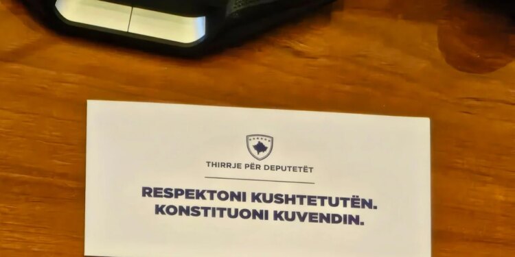 PDK dhe Aleanca kërkojnë vazhdimin e seancës konstituive, shpërndajnë letra në karriget e deputetëve të LVV-së: Respektojeni Kushtetutën!