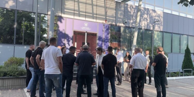 PDK e AAK kërkojnë kryeministrin në Kuvend, opozita i zë derën Kurtit dhe paralajmërojnë protesta të tjera masive