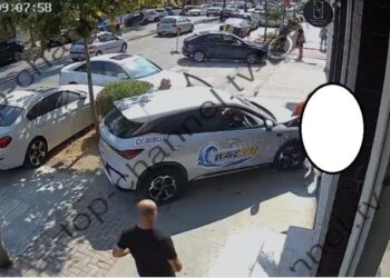 Pamje të rënda nga Durrësi: Taksisti humb kontrollin, makina përplas 66-vjeçarin në trotuar; kalimtarët e tjerë shpëtojnë mrekullisht